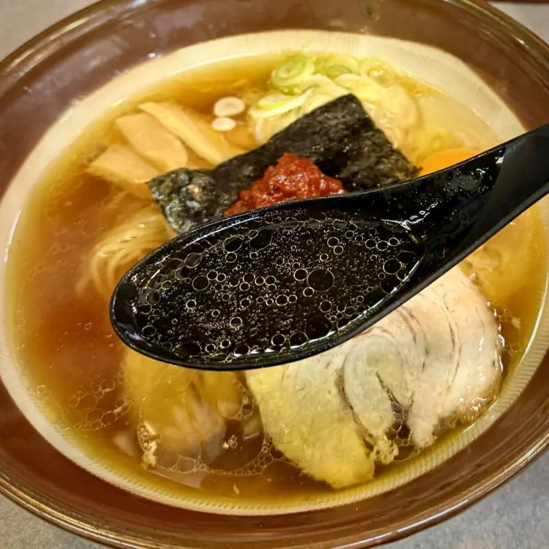 らーめん処 珍竹林 ちんちくりん 秋田県秋田市広面 秋田駅 赤沼入口 江戸系中華そば 珍竹林風 秋田ご当地 江戸系ラーメン 辛醤油ラーメン スープ