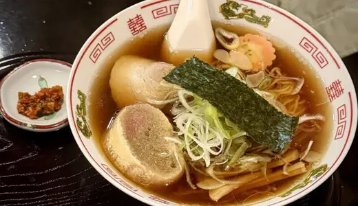 飲み処andキッチン ほのじぐみ＠秋田県秋田市南通にてハマちゃんラーメンをオーダー！飲んだ後にご当地・江戸系ラーメンで〆れる上に秋田県内外の日本酒のラインナップも素晴らしい良店♪