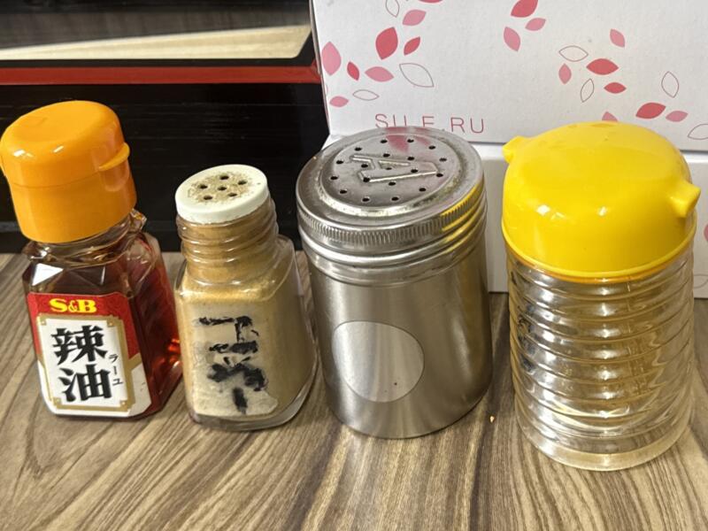 手打ちの店 池田屋 いけだや 山形県酒田市住吉町 酒田駅 ラーメン 中 しょう油 醤油ラーメン 味変 調味料