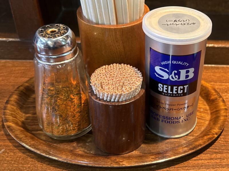 支那そば 伊藤 秋田県秋田市中通 秋田市民市場 秋田駅前 買物広場 中華そば 秋田ご当地 十文字ラーメン 醤油ラーメン 味変 調味料