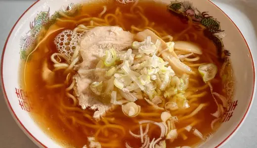 ゆりえもん食堂＠秋田県由利本荘市前郷にてしょう油ラーメンをオーダー！着丼した瞬間に湯気がもくもくと立ち込める湯けむりラーメン♪