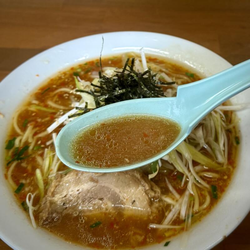 大曲ラーメン おおまがりらーめん 秋田県大仙市大曲 大曲駅 保屋 ネギみそラーメン 激辛トッピング 辛味噌ラーメン スープ