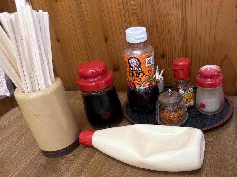 ドライブイン ふるさと 秋田県湯沢市下院内 院内駅 堺町 ホルモン小皿 もつ煮込み 味変 調味料