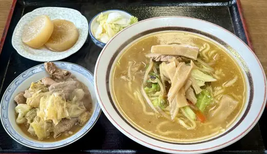 ドライブインふるさと＠秋田県湯沢市下院内にてみそラーメン＆ホルモンをオーダー！ニンニクがふわりと香るシャバ味噌スープ×もつ煮込みの組み合わせは相性バッチリ♪
