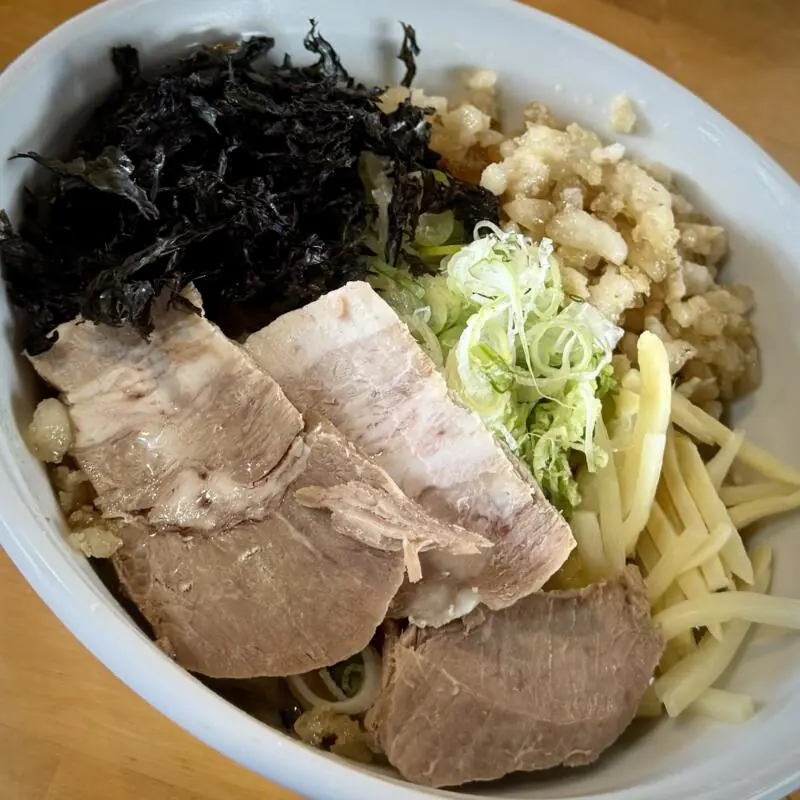 自家製麺 佐藤 秋田県大仙市大曲上栄町 仙北振興局入口 大曲駅 煮干背脂まぜそば 汁なしラーメン 具