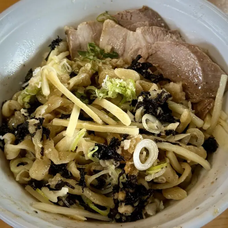 自家製麺 佐藤 秋田県大仙市大曲上栄町 仙北振興局入口 大曲駅 煮干背脂まぜそば 汁なしラーメン 混ぜる