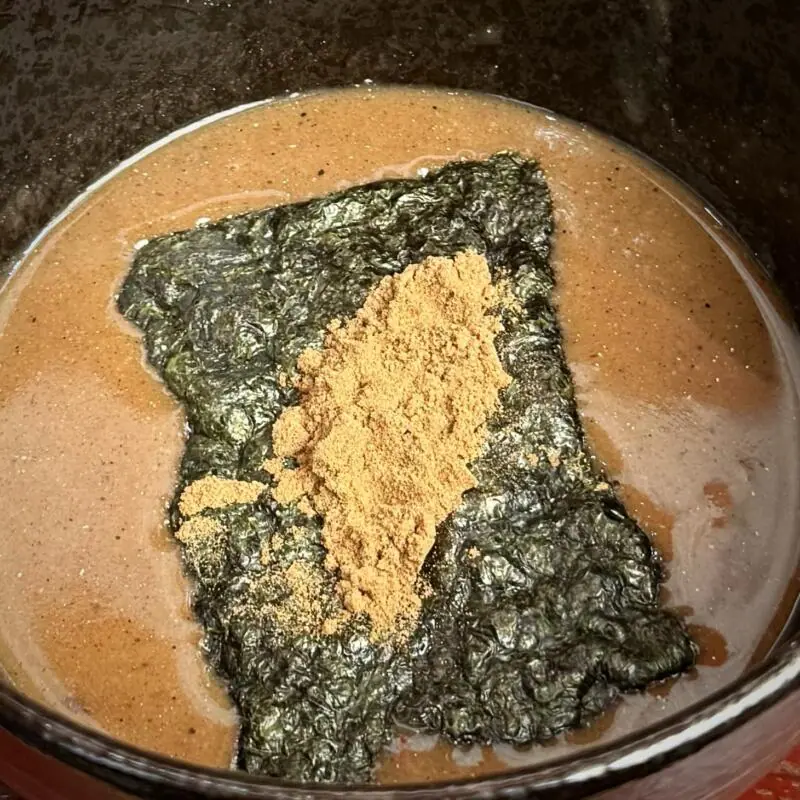 麺屋 十郎兵衛 じゅろへえ 秋田県大仙市上栄町 仙北振興局入口 大曲駅 濃厚つけ麺 濃厚豚骨魚介乾物系つけめん つけ汁 スープ 魚粉 海苔