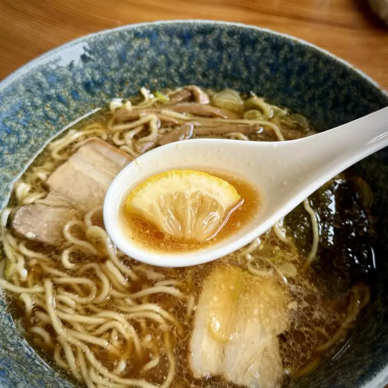 麺屋もと 秋田県能代市高塙 東能代駅 内崎中柳 正油(並) 醤油ラーメン 秋田ご当地 十八番系ラーメン カットレモン