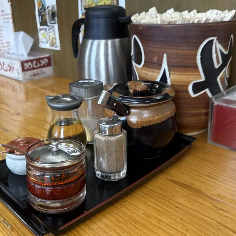 めしや 秋田県秋田市土崎港中央 土崎駅 臨港署前 秋田ご当地ラーメン 元祖秋田ちゃんぽん ソースラーメン ソースチャンポン めしやブラック 味変 調味料