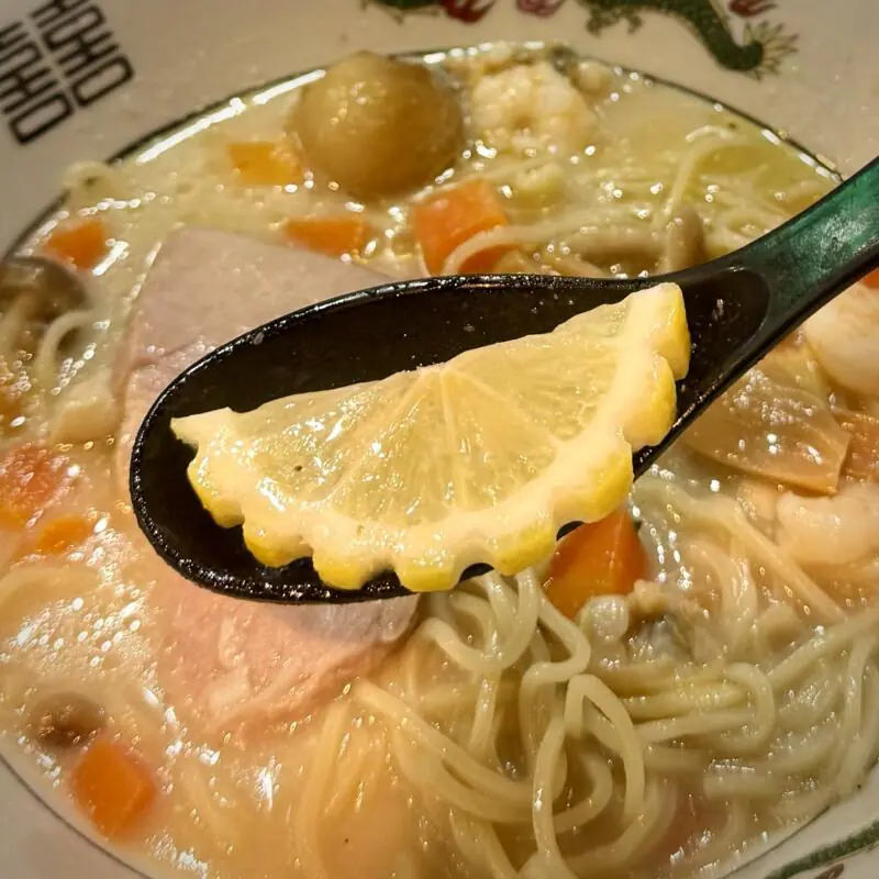 津軽煮干中華蕎麦 サムライブギー 岩手県久慈市中央 久慈駅前 まめぶ入りクラムヌードル 貝出汁ラーメン シェルラー カットレモン