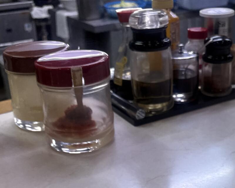 まつや食堂 食堂 まつや 新潟県燕市殿島 県央大橋東詰 燕駅 中華そば 燕背脂ラーメン 背脂醤油ラーメン 味変 調味料