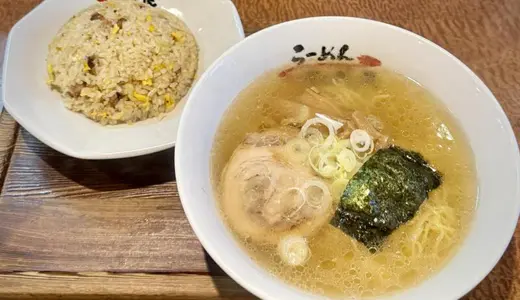 らーめん三咲屋＠新潟県新潟市東区大形本町にてしおらーめん＋半チャーハンをオーダー！看板メニューに独特な味加減の炒飯が付いたらお得なしおセット♪