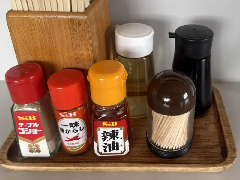 自家製麺と手作り餃子 精養軒 せいようけん 秋田県雄勝郡羽後町大戸 体育館前 羽後警察前 湯沢駅 半ラーメン＋チャーハンセット 醤油ラーメン 味変 調味料