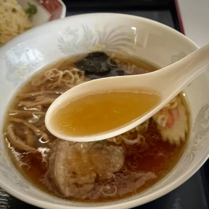 自家製麺と手作り餃子 精養軒 せいようけん 秋田県雄勝郡羽後町大戸 体育館前 羽後警察前 湯沢駅 半ラーメン＋チャーハンセット 醤油ラーメン スープ
