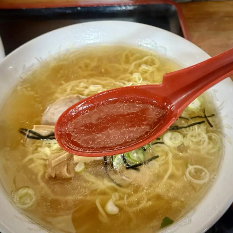 お食事処 きらく 秋田県秋田市楢山本町 楢山南中町 羽後牛島駅 ラーメンセット ミニチャーハン付き 塩ラーメン スープ