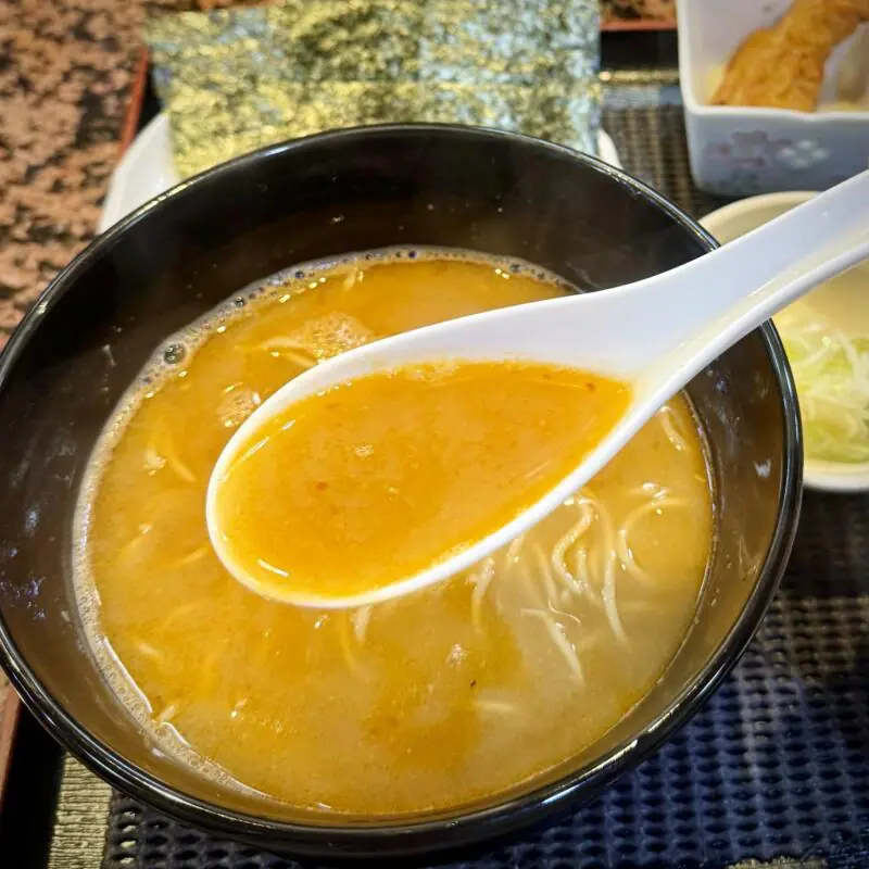 太助寿司 本店 たすけずし 秋田県秋田市下新城中野 中野二区 追分駅 香味亭 湯の台食堂 コラボラーメン 究極のエビ味噌ラーメン オマール海老味噌ラーメン スープ