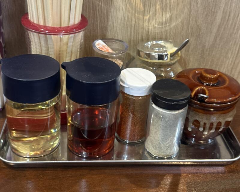 らーめん萬亀 ばんき 秋田県秋田市中通 秋田駅前 買物広場 濃厚味噌 濃厚豚骨魚介系ラーメン 味噌ラーメン 味変 調味料