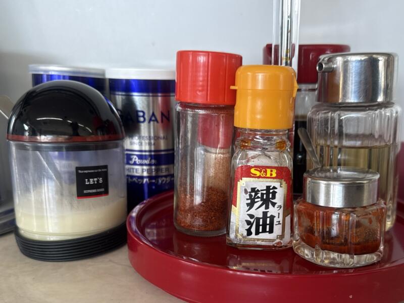 ラーメンショップ105 秋田県大仙市花館 大曲駅 殿屋敷 みそホルモンラーメン ほるもん もつ煮込み 味噌ラーメン 味変 調味料