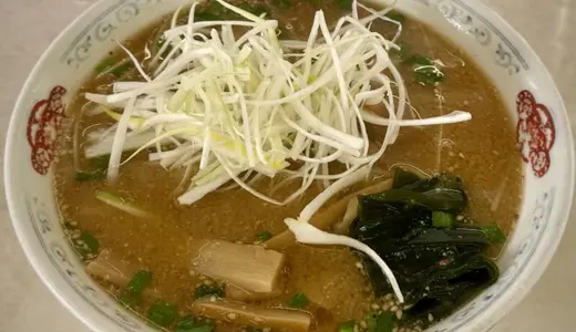 ラーメンショップ105＠秋田県大仙市花館にてみそホルモンラーメンをオーダー！プルンと柔らかいホルモンが堪らない秋田らしい味噌ラーメン♪