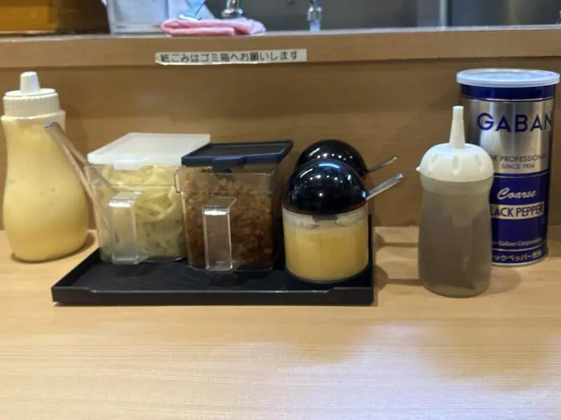 輝道家直系 皇綱家 きづなや 東京都豊島区西池袋 池袋駅西口 ラーメン 並 神奈川ご当地 横浜家系ラーメン 豚骨醤油ラーメン 味変 調味料