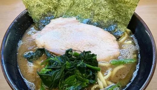 輝道家直系 皇綱家(きづなや)＠池袋にてラーメンをオーダー！豚の旨み＆醤油ダレがビシッと決まった横浜家系ラーメンの逸品♪