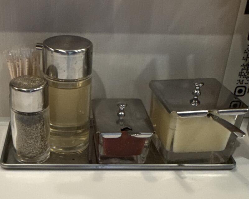 わいず一門 池袋ラーメン 梟 フクロウ 東京都豊島区東池袋 Hareza池袋 池袋駅東口 ラーメン 豚骨醤油ラーメン 横浜家系ラーメン 味変 調味料