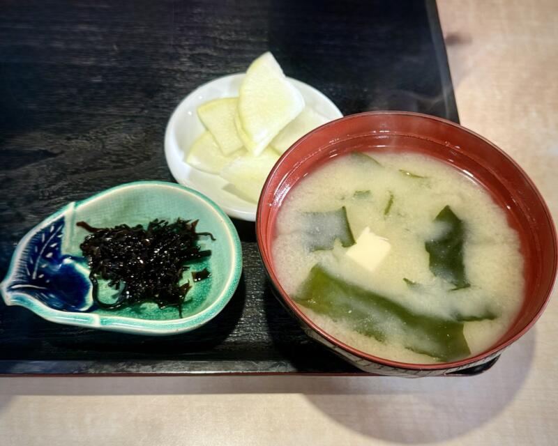 東寿司 秋田県横手市平鹿町 浅舞覚町 醍醐駅 ホルモン定食 大根の漬け物 昆布の佃煮 味噌汁