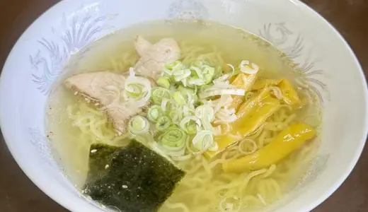 春駒食堂＠秋田県秋田市中通にて塩ラーメンをオーダー！昭和の雰囲気が漂うノスタルジックな駅前食堂♪