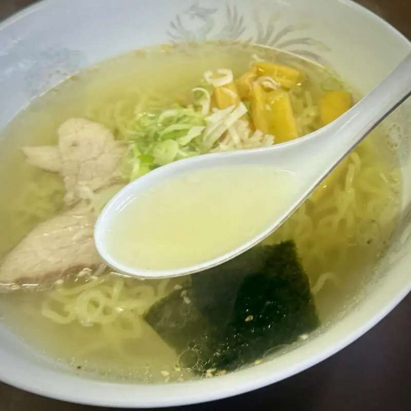 春駒食堂 お食事処 春駒 秋田市中通 市民市場前 秋田駅前 塩ラーメン スープ