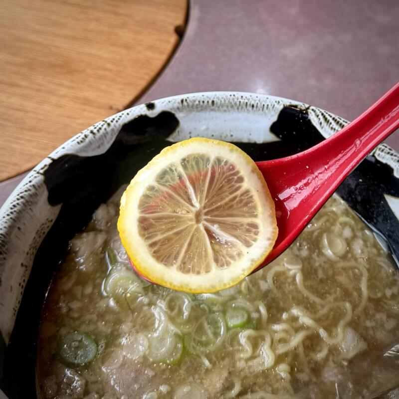 いわ谷商店 いわやしょうてん 青森県西津軽郡深浦町深浦 深浦駅前 背脂煮干しラーメン 背脂醤油ラーメン こってり レモンスライス