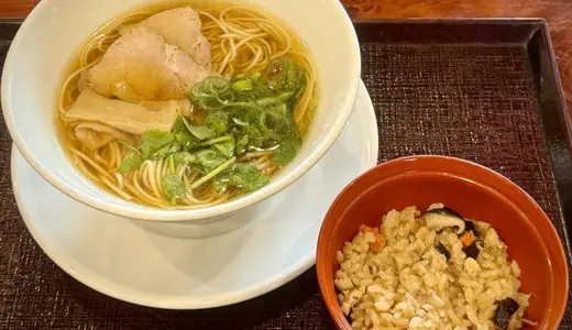 麺屋稲庭養助本店＠秋田県湯沢市稲庭町にて稲庭中華そば＆比内地鶏の炊き込みご飯セットをオーダー！別館 養心庵がリニューアルする形で営業を開始した新店♪