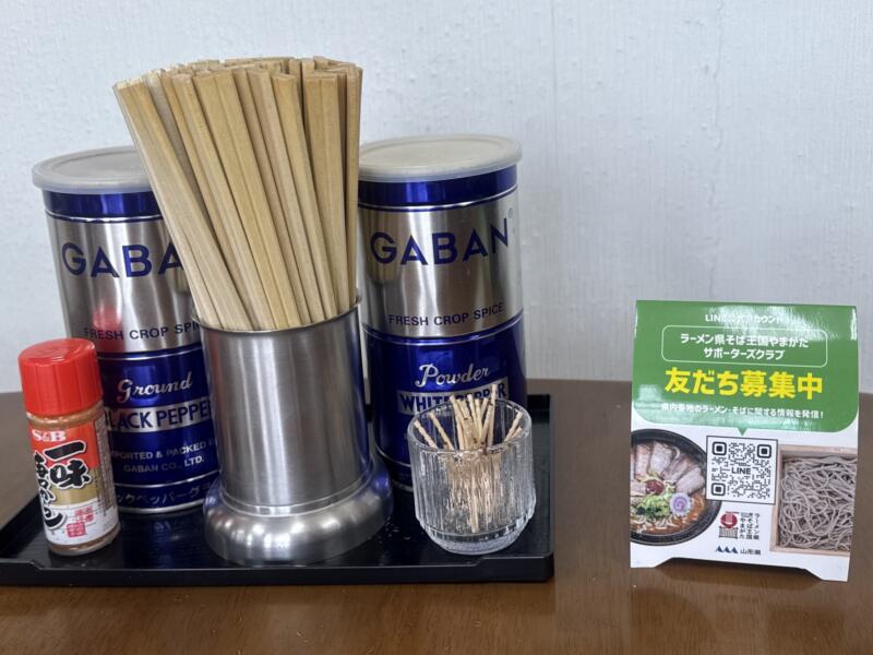 かめや食堂 山形県長井市今泉 今泉駅前角 中華そば 小盛 長井ご当地 馬肉ラーメン 醤油ラーメン 味変 調味料