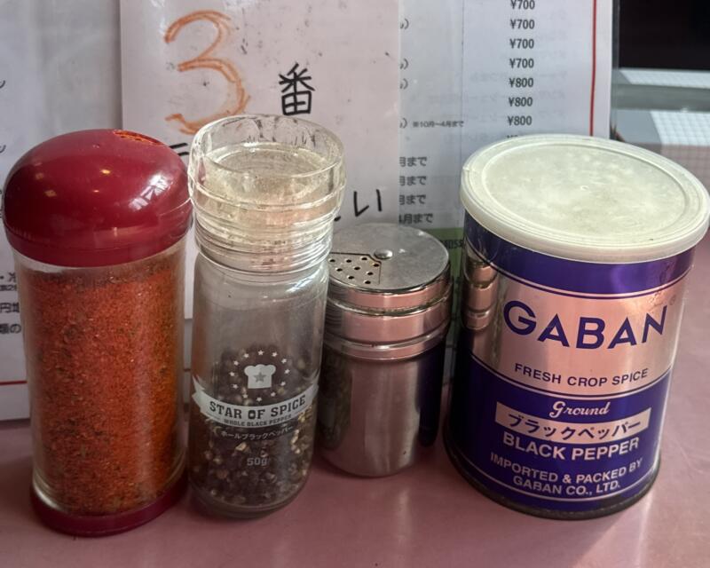 新来軒 しんらいけん 山形県長井市あら町 本町二丁目 長井駅 南長井駅 小盛支那そば 長井ご当地 馬肉ラーメン 醤油ラーメン 味変 調味料