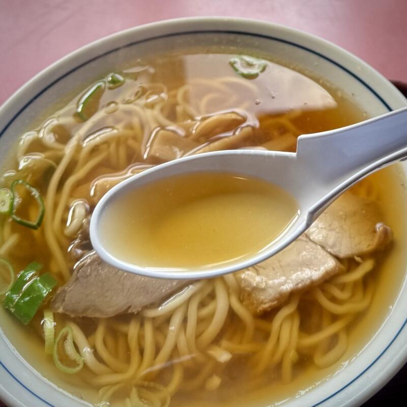 新来軒 しんらいけん 山形県長井市あら町 本町二丁目 長井駅 南長井駅 小盛支那そば 長井ご当地 馬肉ラーメン 醤油ラーメン スープ