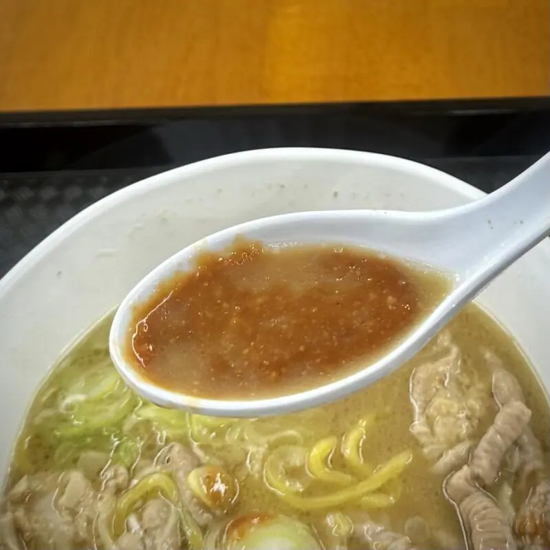 食ってく！持ってく！八幡平ポーク 秋田県南秋田郡大潟村 道の駅 おおがた内 辛味噌ホルモンラーメン 辛みそホルモンラーメン スープ