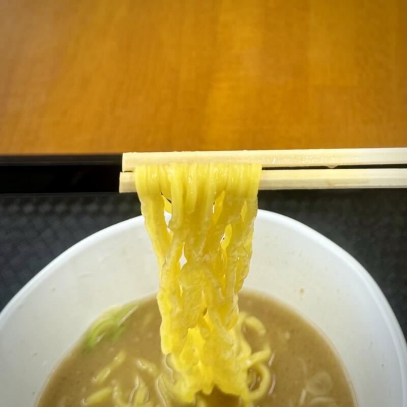 食ってく！持ってく！八幡平ポーク 秋田県南秋田郡大潟村 道の駅 おおがた内 辛味噌ホルモンラーメン 辛みそホルモンラーメン 麺