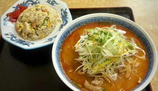 くろ丸食堂＠秋田県湯沢市にてネギ味噌ホルモンラーメン＆炒飯をオーダー！黒丸食堂との漢字併記もある「あきたのラーメン100選」にも選出された昭和の雰囲気漂う人気店♪