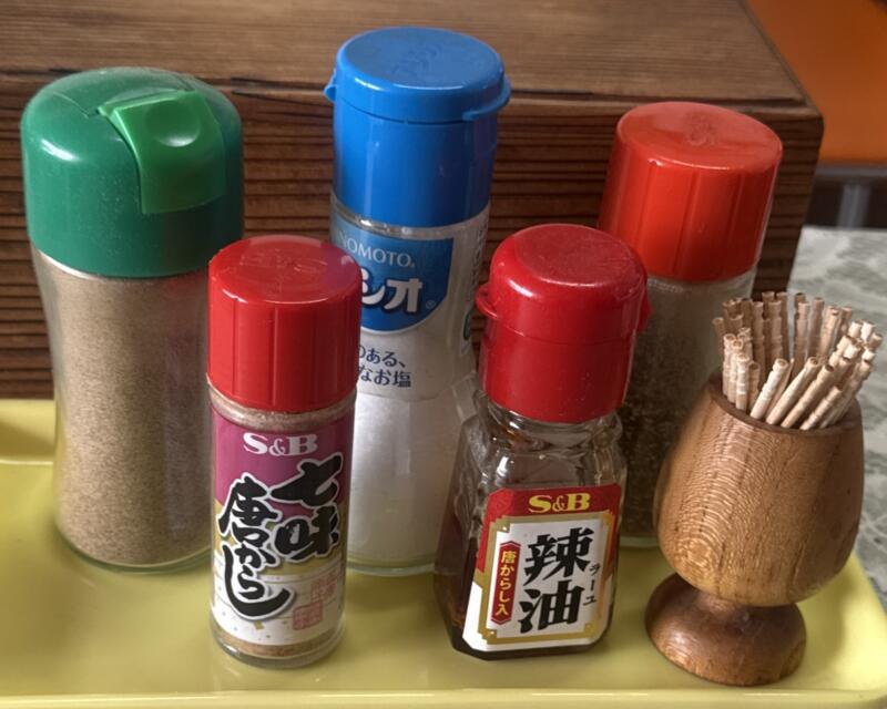 びっくり食堂 秋田県鹿角市花輪 旭町通り 鹿角花輪駅 中華そば 醤油ラーメン 味変 調味料