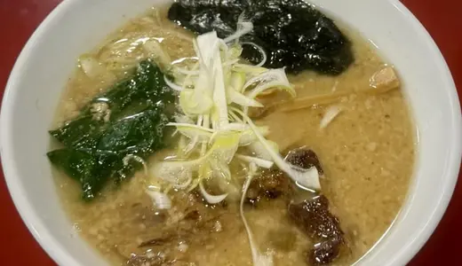 お食事処 山水＠秋田県秋田市添川にて味噌ラーメンをオーダー！デフォルトでパイカがトッピングされたこってり濃いめな背脂味噌♪