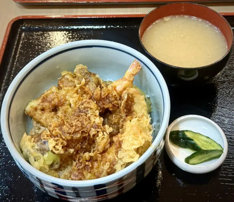 和食 神楽 かぐら 秋田県秋田市中通 リッチモンドホテル秋田駅前1階 中通二丁目 天丼 味噌汁 キュウリの漬け物付き