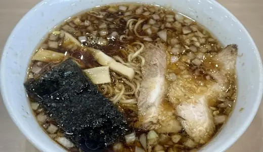 ぐうらーめん＠千葉県山武市成東にてぐうらーめんをオーダー！40年前の創業時より継ぎ足しで豚肉を煮込んだ醤油ダレが味の肝になった竹岡式ニュアンスなブラックラーメンの大人気店♪