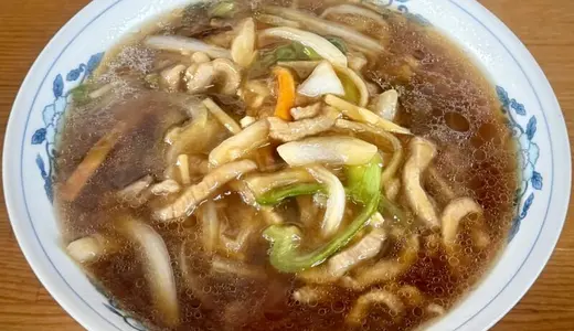 中華料理の店 東東＠秋田県仙北市角館町田町上丁にて肉絲麺(ロースーメン)をオーダー！醤油清湯の中華スープに青椒肉絲がのっかった二層式タイプの餡掛けラーメン♪