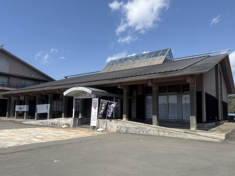 ラーメン シロクロ by 秋田香麺会 秋田県由利本荘市東由利老方 黄桜温泉 優楽里内 道の駅東由利に隣接 外観