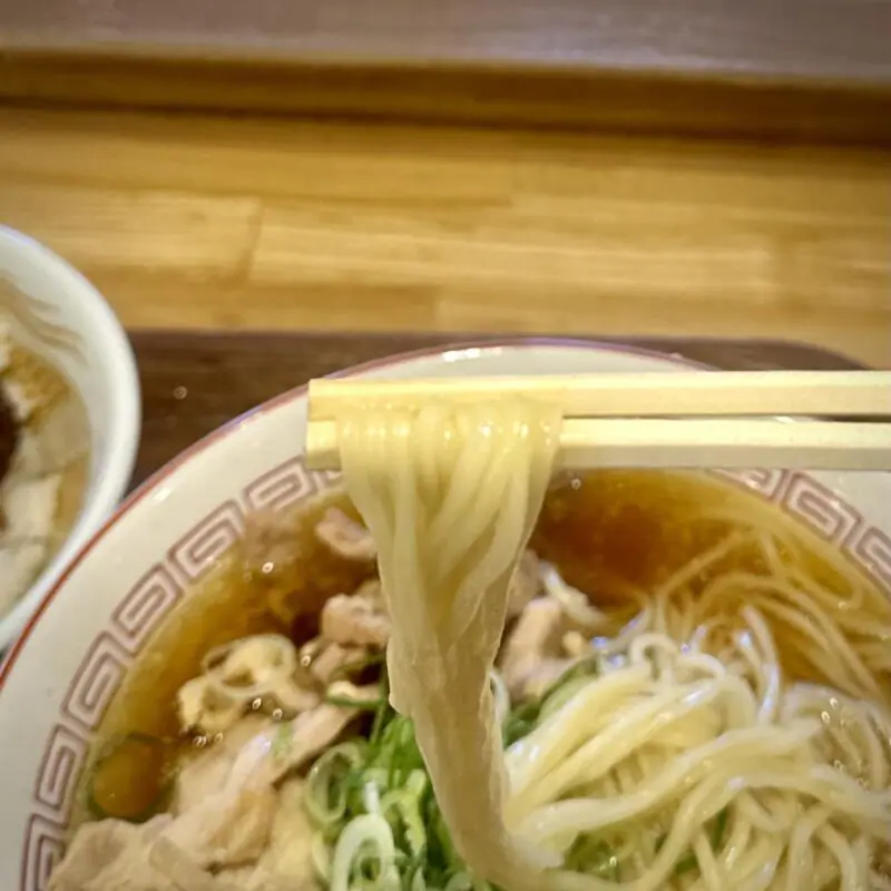 新旬屋本店 山形県新庄市沖の町 親鶏中華蕎麦(醤油) 親鶏中華そば 醤油ラーメン ミニとろチャ丼付 麺
