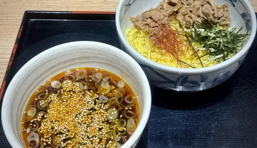 駅そば しらかみ庵＠秋田県秋田市中通にて旨辛つけ麺(ラーメン)牛肉をオーダー♪ラー油×白ゴマ×牛肉の組み合わせがアレ風な蕎麦屋らしい和風ざる中華♪