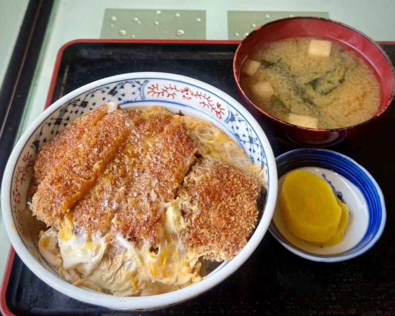 たかはし食堂 秋田県仙北市角館町勝楽 田町下 角館駅 かつ丼 カツ丼 味噌汁 タクアン