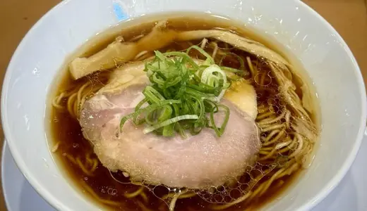 ひら山弘前店＠青森県弘前市にて醤油らぁ麺をオーダー！全国区のラーメンブランド「らぁ麺 はやし田」が監修する浪岡の人気店が2号店をオープン♪