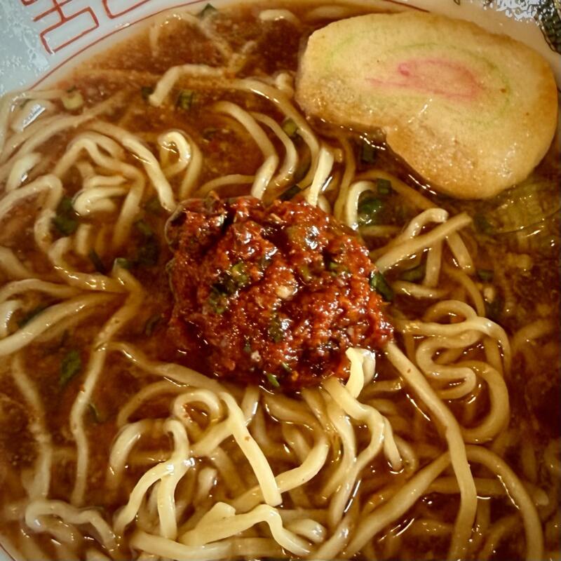 RAMEN TOKI ラーメントキ 秋田県秋田市外旭川 スーパードラックアサヒ外旭川店敷地内 ナイス入口 泉外旭川駅 TOKI江戸 秋田ご当地 江戸系ラーメン 辛醤油ラーメン 江戸辛追加 ニラ辛薬味 スープ