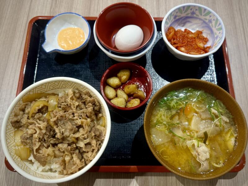 すき家 イオンモール秋田店 秋田県秋田市御所野 イオンモール秋田店3Fフードコート 四ツ小屋駅 とん汁みそらーめん 豚汁味噌ラーメン 牛丼 たまごランチセット 追加トッピング キムチ フライドにんにく 明太マヨ 汁なしまぜそばに魔改造