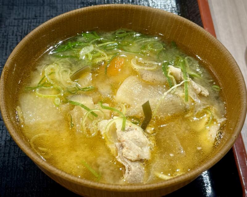 すき家 イオンモール秋田店 秋田県秋田市御所野 イオンモール秋田店3Fフードコート 四ツ小屋駅 とん汁みそらーめん 豚汁味噌ラーメン 牛丼 たまごランチセット 追加トッピング キムチ フライドにんにく 明太マヨ 汁なしまぜそばに魔改造